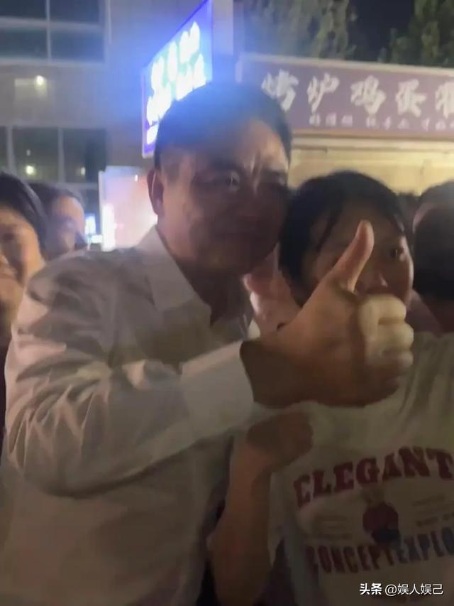 刘强东回宿迁老家，毫无大老板架子，举手投足尽显亲和接地气！