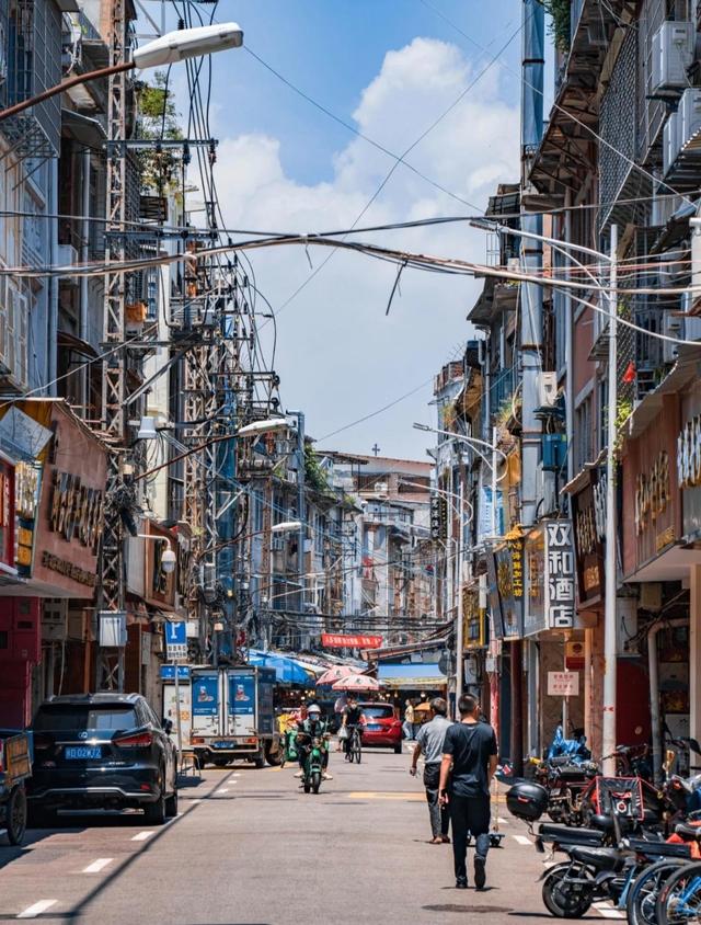 开元路是厦门市最早的马路，始建于1920年，承载着城市的时代记忆