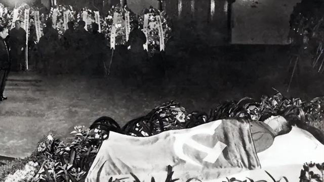 1976年运送毛主席遗体，发生三个“想不到”，华：人民不想主席走