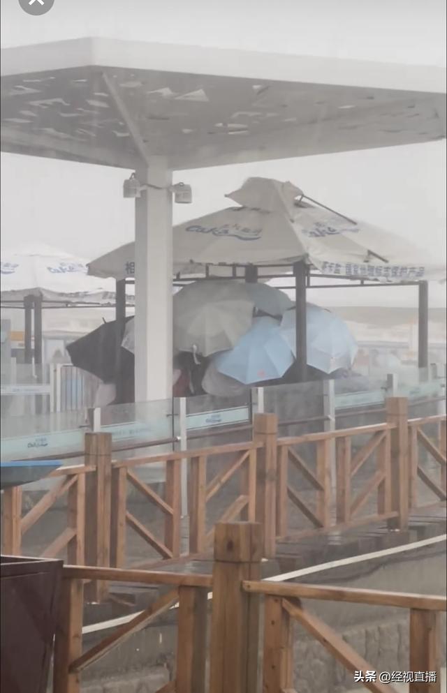 青海茶卡盐湖游客突遇狂风暴雨，景区：属罕见极端天气，建议游客上午游览