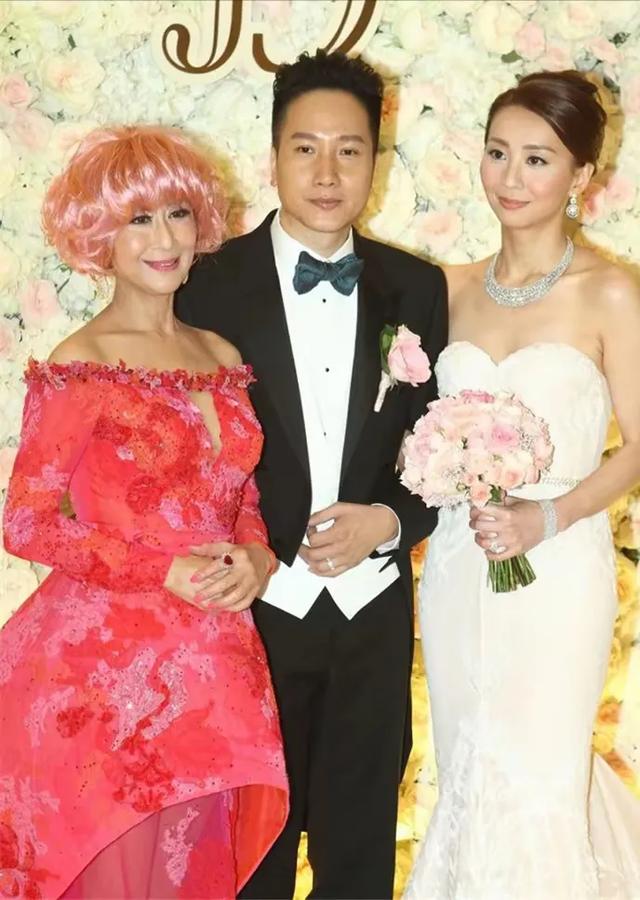 TVB“御用富婆”首次被邀请登台唱歌，气场十足，送女3000万豪车