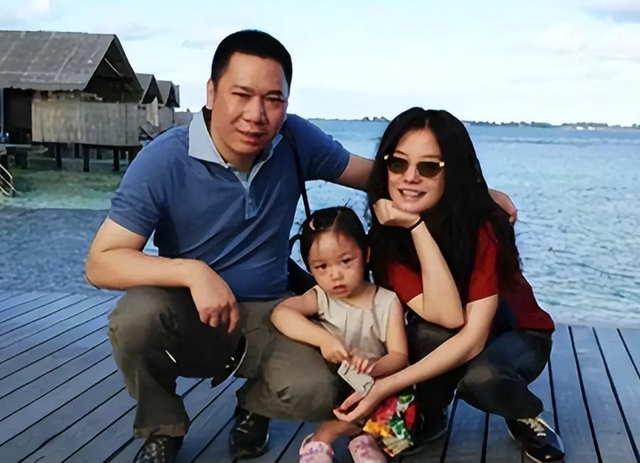 49岁赵薇近照曝光，事业婚姻全失败，15岁的女儿和她长得不一样