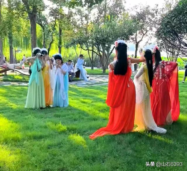 《雨荷厅畔荷香美女乐》～新华社原军事记者陶俊峰泉城大明湖美拍