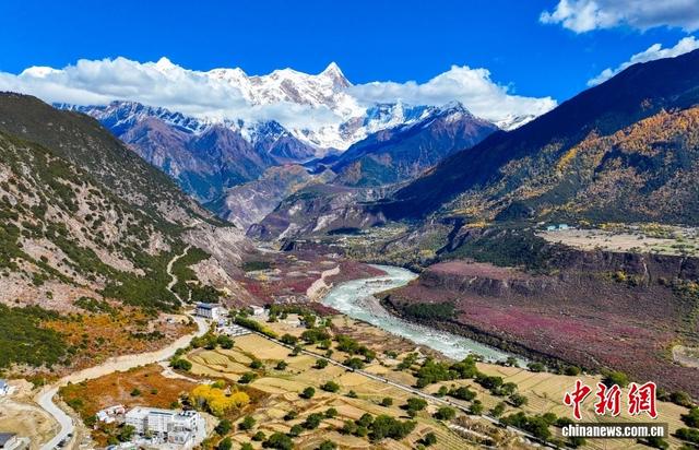 西藏林芝：雅鲁藏布大峡谷秋景如画