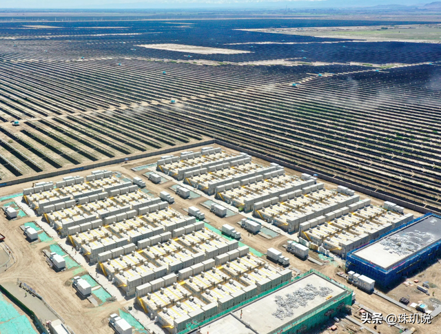 从“偏远边疆”到亚欧枢纽！新疆逆袭，藏在光伏板、粮仓和公路里