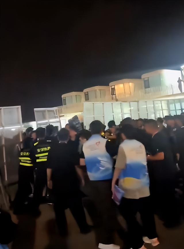 日照音乐节大规模逃票，大批人硬闯冲卡，安检设施受损，文旅回应