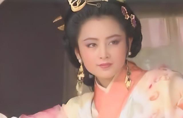 长得太美被导演占为己有，4年后生下大明星儿子	，17岁就成男一号