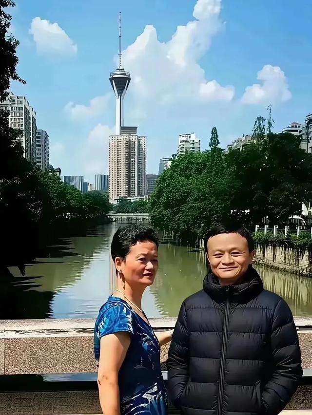 马云与母亲的合影照 照片中他和母亲长的好像 脸型简直是一模一样的