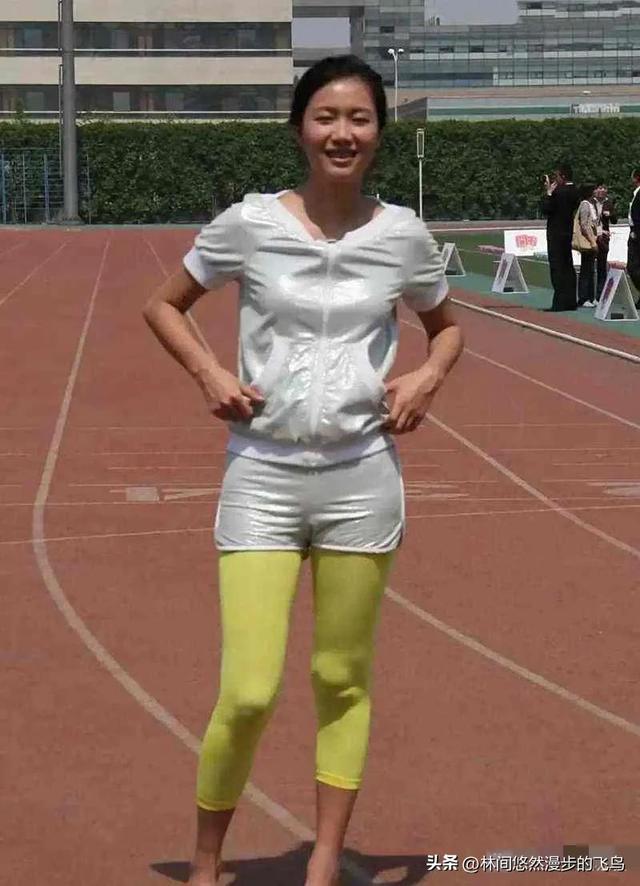大学时候的徐静蕾，皮肤虽说有点黑，但她绝对称得上是美女。