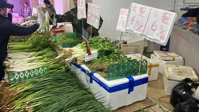 轨道直达的赶场地！地方超大，东西多，买菜这些超方便