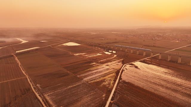 #运城头条#山西绛州：汾河岸畔高铁汾河“龙飞凤舞”入画来
