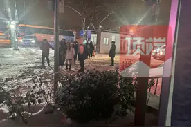 昌平线事故后百人排队就医，乘客反馈地铁司机腿部受伤图片