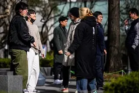 韩国男女比例失衡，引发剩男危机，超70万人找不到当地女孩结婚图片