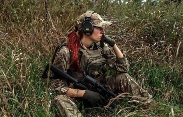 战火中的乌克兰女性！筹款参军两不误，家国责任一肩挑