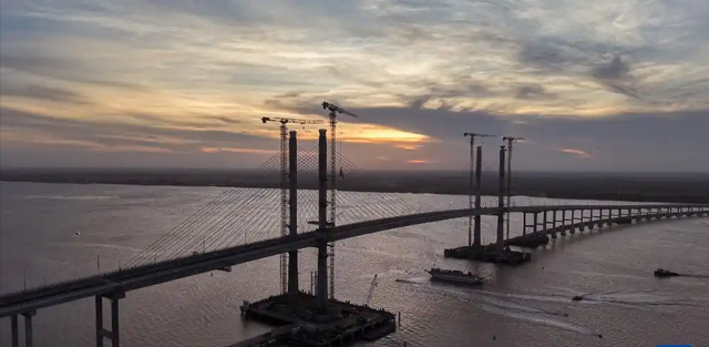 中国建成世界第一高桥，引起美国内讧，议员怒喷：我们只会搞破坏