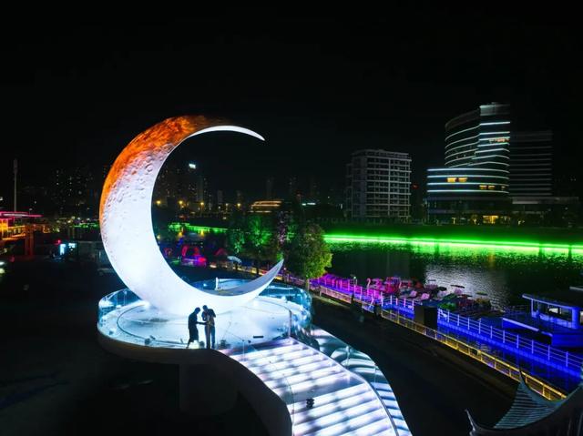 夜宴浩江湖！“超级月亮”与凌云塔共辉，沅江新夜景美出圈