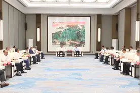 张超超与出席新一代疫苗和疫苗佐剂科学创新大会的国家卫健委副主任 中国工程院院士曹雪涛等嘉宾进行工作会谈图片
