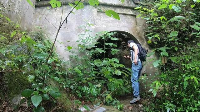 重庆南温泉发现废弃溶洞景区，内部层层石梯让人联想到盗墓笔记