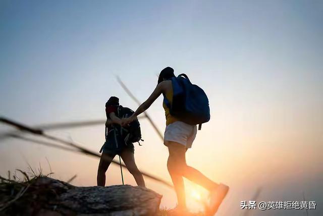 国庆陪爬爆火：女孩子们扛着登山杖，赚的是辛苦更是信任