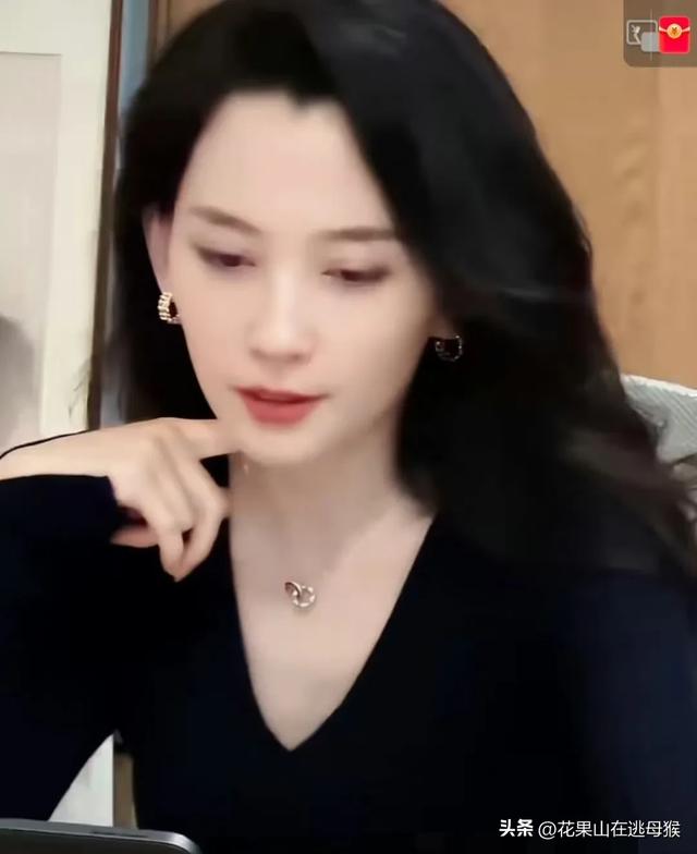 森林北新疆被偶遇，穿着简单身材比例超棒，本人又瘦又美！