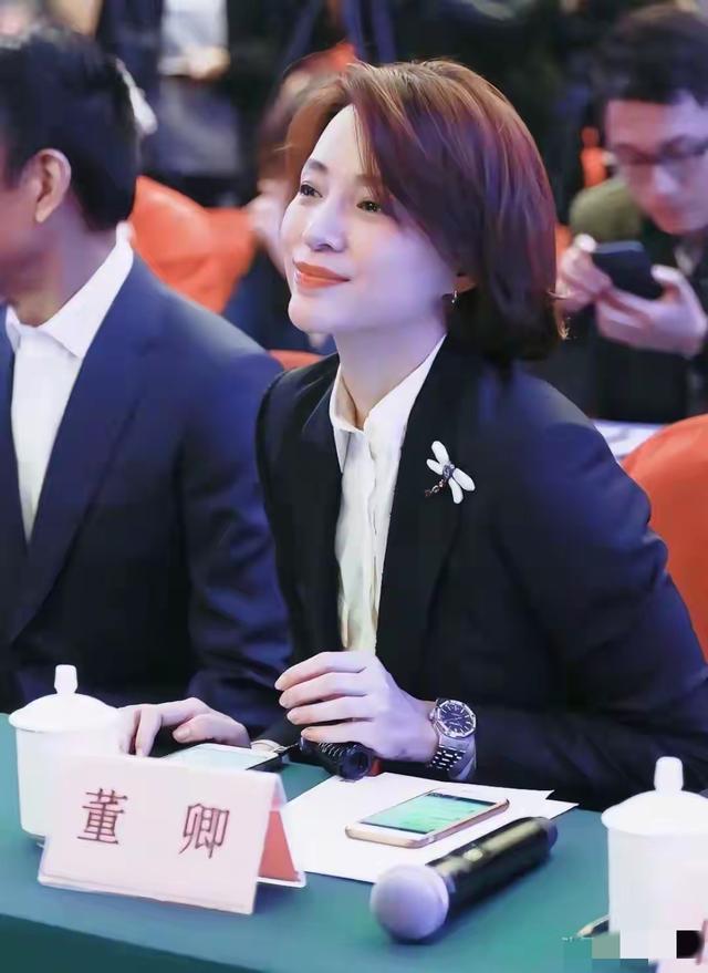 前央视主持人董卿在北京中网被偶遇 朴素装扮难掩优雅 美得浑然天成