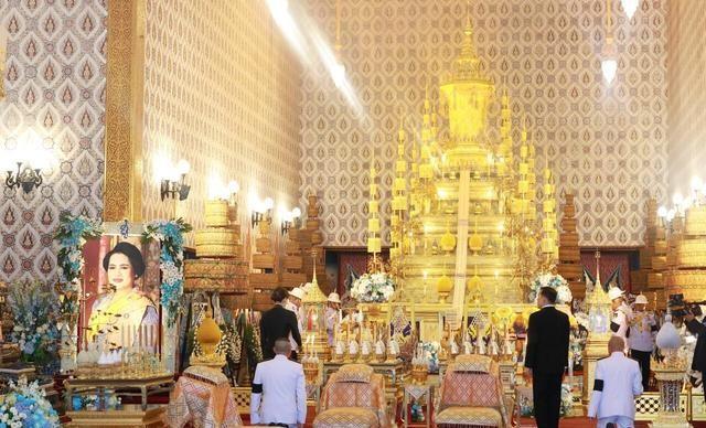 葬礼第10天！泰王被侍从扶着走，苏后冷着脸，欧拉弄独自祭奠婆婆