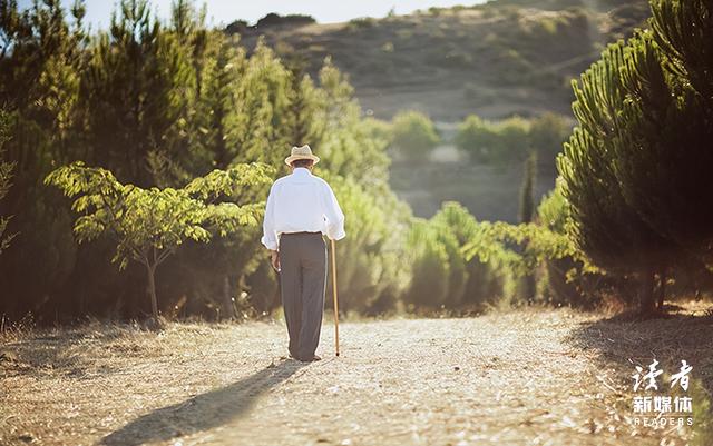 我借给女儿150万买房，女婿每月按时还钱，直到那天我在垃圾桶翻到了一张纸条，瞬间泪目......