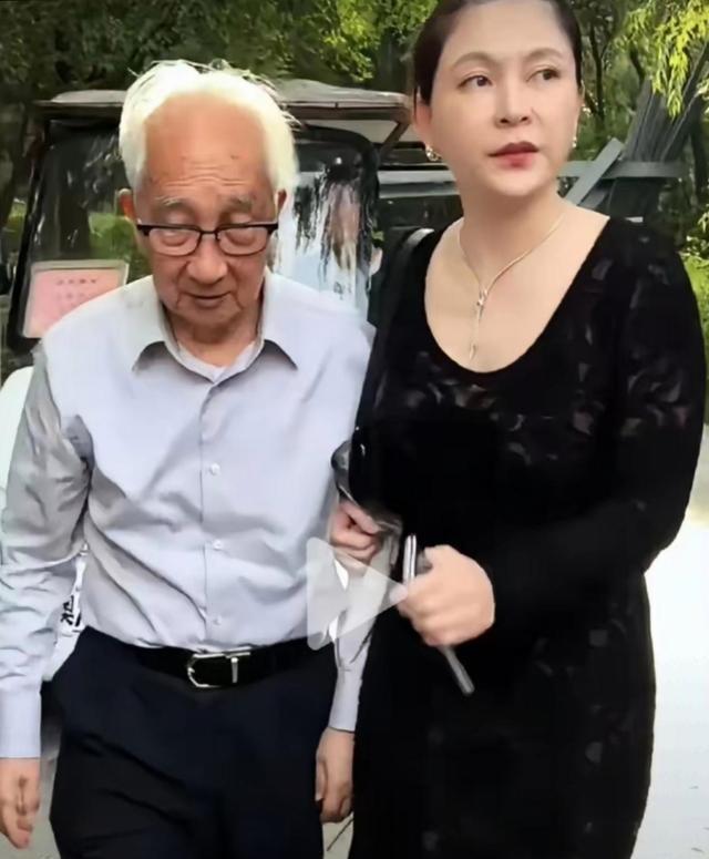 知名演员嫁大44岁老艺术家	，现丈夫91岁垂垂老矣，她47岁貌美如花
