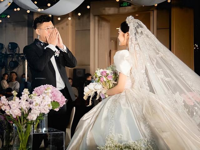 外卖小哥扶老人被讹3万，他借钱赔偿走人，次日接到90个电话