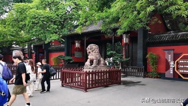 成都人口密度排首位的区，因一座祠堂而得名，夜市烟火气很浓！