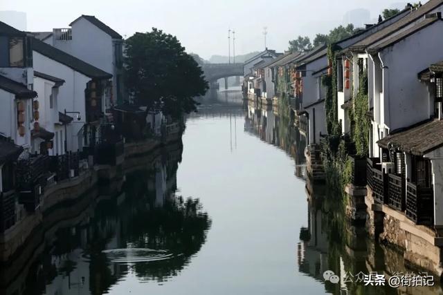 这条河边老街的“慢生活”：他们沿用数十年前的方式，一晃半生