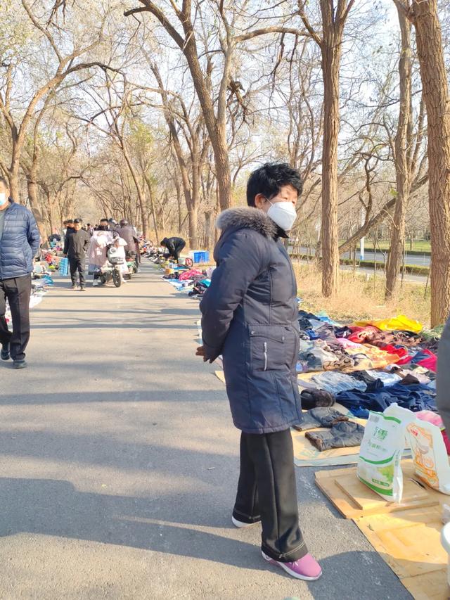 记录德州：岔河河堤上的大集，人山人海，异常热闹