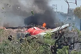 突发！印度波音787客机坠毁致242人遇难，股价狂跌图片