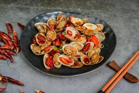 婆婆吃饭总是翻菜，我多次劝阻不听。老公回来用了一招她就改了图片