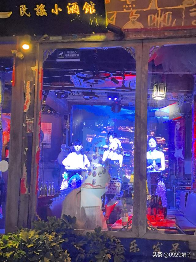 我行走在古镇的青石板路上