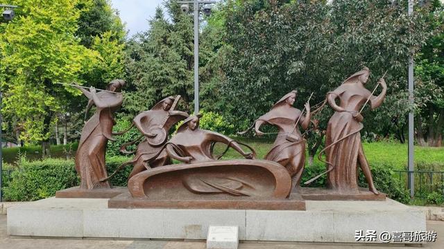 长春藏了个“小故宫”？12.5公顷园林免费逛，夜晚美景意外走红！