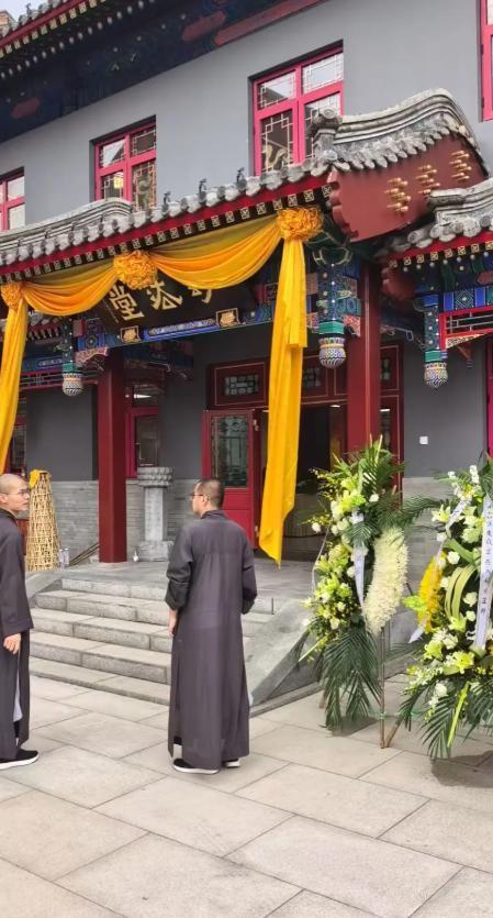 五台山方丈去世4天，恶心一幕出现，生前生活被质疑，奢侈引争议