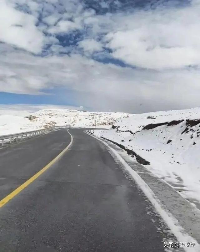 新疆西藏青海多地国庆突降大雪 部分道路结冰致车辆滞留