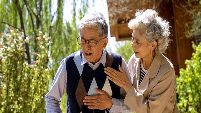 每天晚上坚持做深蹲的人	，身体会悄悄出现4个好处，但要做标准了