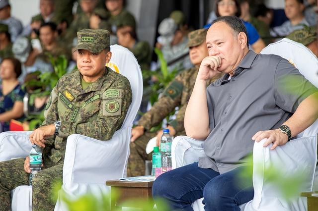 不准亲华派当总统	，菲政坛变天？马科斯要么离职，要么流亡到国外
