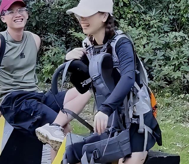 广东女子登山脚崴，被陌生小伙背40分钟下山，恶心的一幕却出现了