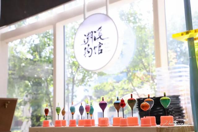 卡皮巴拉在屋里吹空调，小孩儿在吧台边钓鱼——