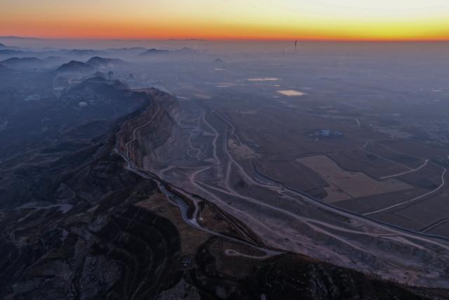 唐山市古冶区陡河水库旁的燕山太像大地指纹