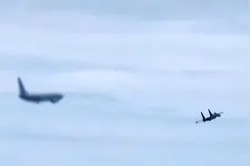 歼-16驱离外机很勇猛，口令显示一往无前，关键时刻还得来真的图片