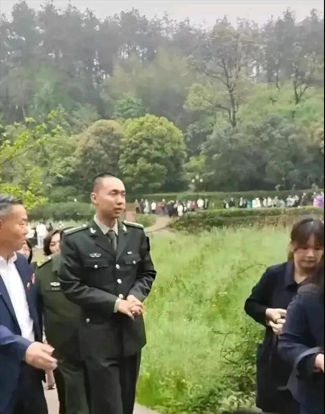 主席唯一曾孙子毛东东，今年22岁身高1米87，出生日期很有寓意！