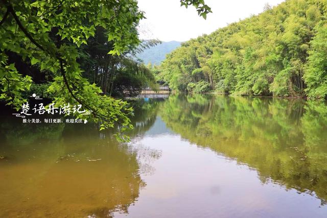 浙江宁波的4A级风景区，峡谷瀑布成为亮点，清静凉爽游玩很惬意