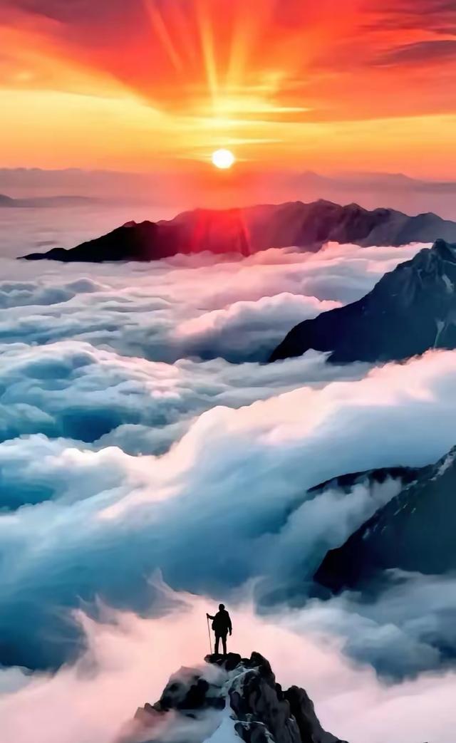 天空，云海，山峦都染成一偏绚烂