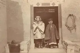 罕见老照片：童婚夫妻10多岁圆房，妓女在船上接客，雏妓初次破身图片