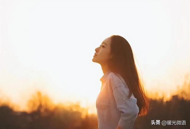 一个女人手上没有手镯、手链，脖子上没有项链，是处于这三种情况