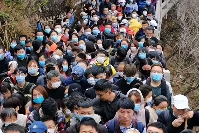 门票打折车票降价，国庆8天假，为啥旅游的年轻人却一年比一年少